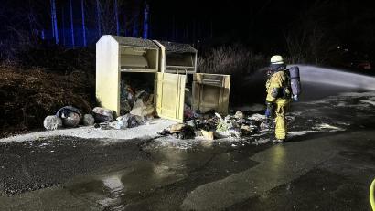 Bild: Polizei
In Marktredwitz ging am Montagabend ein Altkleidercontainer in Flammen auf.