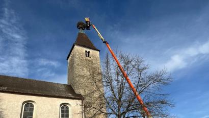 Bild: ihl
Kein leichter Einsatz: Die Generalsanierung des Nabburger Storchennestes in luftiger Höhe verlangt den Feuerwehrleuten einiges ab.