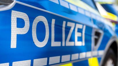 Symbolbild: David Inderlied/dpa
Gegen seine Unterbringung in einer Regensburger Klinik leistet ein 34-Jähriger heftigen Widerstand: Er beißt einen Polizisten ins Bein und verletzt einen weiteren Beamten leicht.
