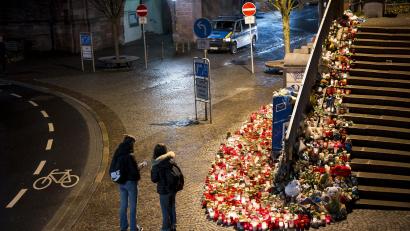 Archivbild: Daniel Vogl/dpa
Zahlreiche Kerzen und Blumen gedenken den Opfern der tödlichen Messerattacke in Aschaffenburg.