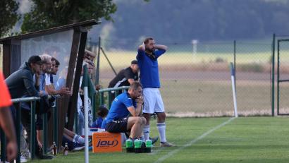 Archivbild: Dieter Jäschke
Fabian Hirmer (sitzend) und Markus Peetz bilden auch in der kommenden Saison das Trainerduo bei der SpVgg Schirmitz.