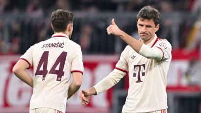 Bild: Sven Hoppe/dpa
Thomas Müller (rechts) jubelt mit Josip Stanisic über sein Tor zum 1:0.
