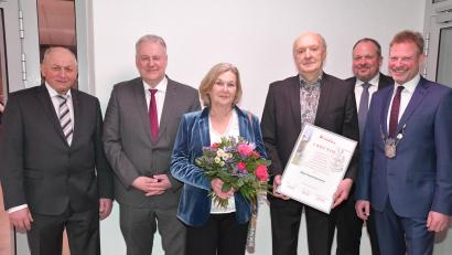 Bild: sche
Ein Leben für die Gemeinschaft: Albert Aschenbrenner (Vierter von links, daneben seine Frau Christa) wird von Zweitem Bürgermeister Franz Weiß. Landrat Richard Reisinger, Drittem Bürgermeister Christian Drexler und Bürgermeister Alwin Märkl (von links) ausgezeichnet.