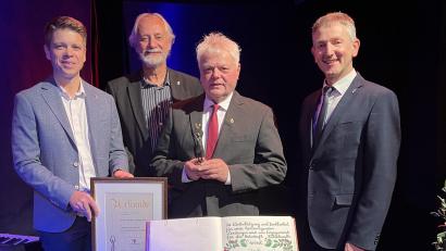 Bild: Anita Findling
Bürgermeister Albert Geitner und seine Bürgermeisterkollegen Norbert Mitlmeier und Achim Kuchenbecker (hinten, von rechts) verleihen Johann Schmaußer (Mitte) die Ehrenbürgerwürde.