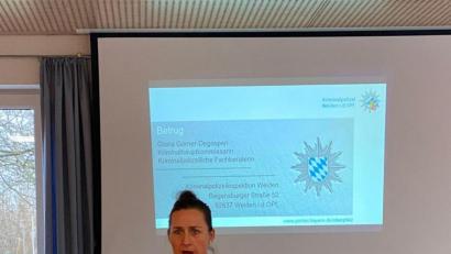 Bild: gi
Polizeihauptkommissarin Gloria Görner-Degasperi informiert über die Gefahren von Telefonbetrug.