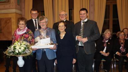 Bild: wel
Bürgermeister Martin Birner (zweiter von links) hält die Festrede, Georg Schmid, Landrat Thomas Ebeling (Vierter und Fünfter von links) und Staatsministerin a.D. Emilia Müller heben in ihren Grußworten das große Engagement von Theo Männer (Dritter von links) hervor, der von Ehefrau Burga (links) unterstützt wird.