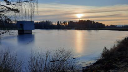 Bild: Christl Schemm
In den vergangenen Tagen war der Feisnitz-Stausee bei Arzberg mit einer Eisschicht überzogen. Auch im Winter genießen viele Menschen die Ruhe in dem Naherholungsgebiet. Links im Bild der Entnahmeturm für das Wasserkraftwerk.