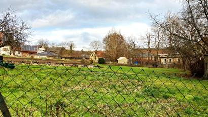 Bild: do
Ein Kräutergarten in der Gartenstraße: Das passt im Wortsinn gut zusammen. Auf dem Wiesengelände in Oberbibrach sollen die Besucher künftig Wissenswertes besonders über die Welt der Heilkräuter erfahren.