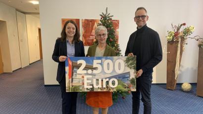 Bild: Kathrin Schmidt/Sparkasse Amberg-Sulzbach
Über die Spende freute sich Ute Schieder von Donum Vitae (Mitte) mit Vorstandsmitglied Sonja Kalb (links) und Vorstandsvorsitzendem Thomas Pickel (rechts).