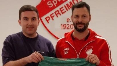 Bild: Baumann
Florian Bertelshofer trägt ab Sommer das Trikot der SpVgg Pfreimd. Rechts Michael Prey von der Sportlichen Leitung.