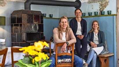 Bild: Florian Miedl
Wirtin Marion Mayerhöfer (links) macht zusammen mit Tochter Hannah und Mitarbeiterin Anna Wölfel (Mitte) klar: Das Bräustüberl bleibt nach dem Aus der Lang-Bräu offen.
