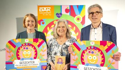 Bild: Georg Johannes Lopata/Axentis
Die Initiative „Zoom-Kneipe Beisammensein“ aus dem bayerischen Amberg ist Gewinnerin des Sonderpreises „Pflege“ beim DAK-Wettbewerb „Gesichter für ein gesundes Miteinander“ 2024. Die Bundesjury um DAK-Vorstandschef Andreas Storm und Bundesfamilienministerin Lisa Paus (links) haben das Projekt von Kornelia Schmid (Mitte) bei einer Siegerehrung in Berlin ausgezeichnet.