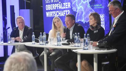 Bild: Gabi Schönberger
Das Podium macht sich Sorgen um die Oberpfälzer Wirtschaft: Thomas Haberl (von links), Julia Rank, Lars Engel, Christiane Hellbach und Christian Engel.