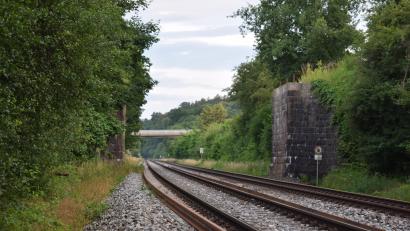 Bild: bnr
Von der alten Straßenüberführung in Iffelsdorf steht nur noch das Widerlager. Einen Ersatzbau wird es auch in absehbarer Zukunft nicht geben.
