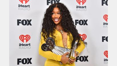 Archivbild: Jordan Strauss/Invision via AP/dpa
Die US-Sängerin SZA posierte mit einem Trikot eines Heinsberger Gartenbauers.