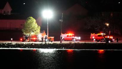 Bild: Alex Brandon/AP/dpa
Im kalten Wasser suchen Einsatzkräfte nach Überlebenden.