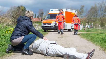 Symbolbild: Benjamin Nolte/dpa
Bis zum Eintreffen der Sanitäter ist die oberste Priorität, den Verletzten zu helfen.