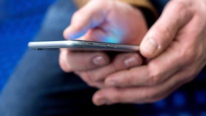 Symbolbild: Hauke-Christian Dittrich
Um ein Smartphone drehte sich offenbar ein Streit in Arzberg. Nun ermittelt die Polizei.