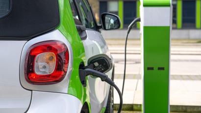 Symbolbild: Andre Havergo –  stock.adobe.com
Ein E-Auto an der Steckdose.