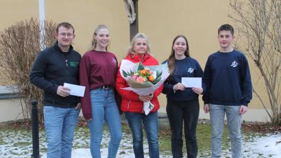 Bild: pi
Elias Glaser, Magdalene Woppmann (von links) sowie Bastian Völkl und Chiara Käs (von rechts) sagen Manda Kick mit Blumen "Vergelt's Gott".