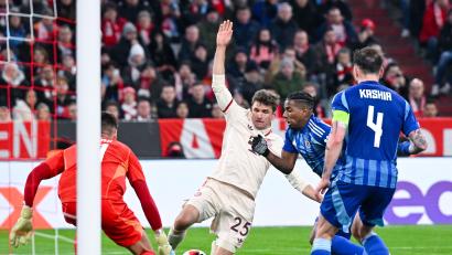 Bild: Sven Hoppe/dpa
Thomas Müller (Mitte) und die Bayern taten sich gegen Bratislava lange schwer.