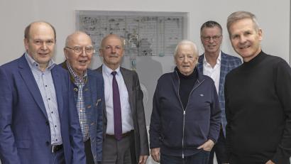 Bild: Michael C. Geiss
Bei der Jahreshauptversammlung der Conrad-Sportförderung wird der Vorstand des Vereins neu gewählt (von links): Hermann Schlosser, Rudolf Stepper, Bürgermeister Hermann Falk, Günter Simmerl, Klaus Conrad und Werner Conrad.