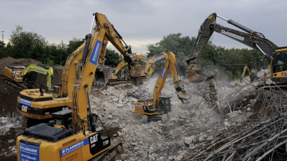 Bild: Plannerer GmbH/exb
Gleich neun Abbruchbagger der Firma Plannerer sind hier auf einer Baustelle gleichzeitig im Einsatz.