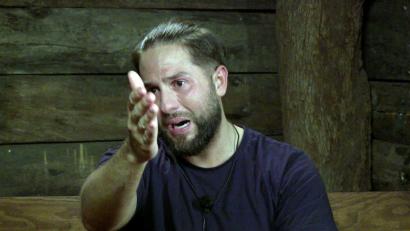 Bild: ---/RTL/dpa
Realitystar Maurice Dziwak wurde von Zehnkämpfer Jürgen Hingsen zum Weinen gebracht.