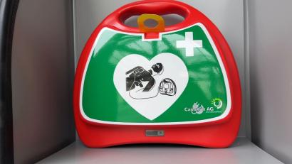 Bild: Heike Unger
Ein öffentlich zugänglicher Defibrillator, kurz "Defi", oder auch AED (automatischer externen Defibrillator). In dem roten Plastikkoffer steckt das Gerät - im Notfall nimmt man den Koffer mit zum Einsatzort.