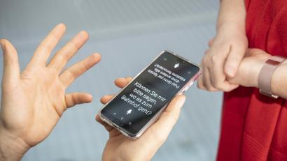 Bild: Zacharie Scheurer/dpa
Digitaler Dolmetscher: Mit Übersetzungsapps wie dem Microsoft Translator lassen sich auf Reisen zumindest einfache Dialoge in fremder Sprache führen.