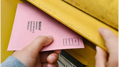 Archivbild: Patrick Pleul/dpa-Zentralbild/dpa
Spätestens zur Schließung der Wahllokale müssen auch Wahlbriefe angekommen sein.