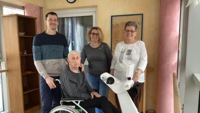 Bild: mzi
Alfred Jana (vorne) kann sich nach seinem Hirninfarkt auf die Unterstützung seiner Familie verlassen. Sohn Markus Jana, Tochter Simone Matheja und Ehefrau Anita Jana kümmern sich um den 71-Jährigen, der im Marienheim der Caritas in Amberg betreut wird.