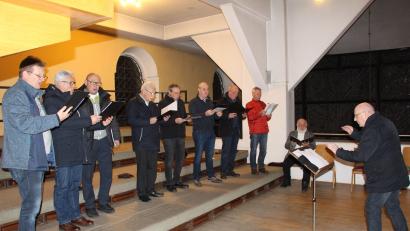 Bild: Klaus Högl
Der Chor „PicChorolo“ von der Sängergruppe Amberg im Sängerkreis Nordoberpfalz absolviert seinen letzten Auftritt in der Kirche St. Wolfgang in Kümmersbruck.