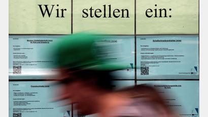 Symbolbild: Oliver Berg/dpa
Wer als Leasingkraft arbeiten möchte, bewirbt sich dafür in der Regel bei einer Zeitarbeitsfirma.