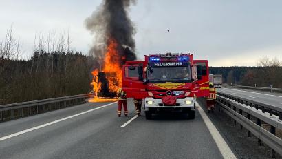 Bild: Verkehrspolizei Weiden, exb
Beim Eintreffen der Rettungskräfte an der Unfallstelle auf der A93 brannte das Führerhaus des Lastwagens lichterloh.