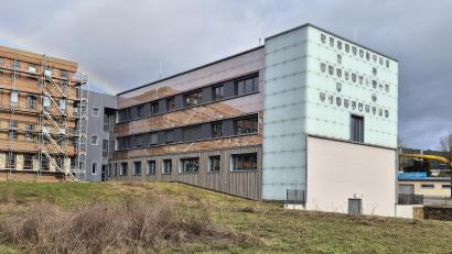 Bild: Hösamer
Anschließend an den Neubau (rechts) soll der neue Sitzungssaal am Landratsamt samt Foyer und Funktionsräumen entstehen.