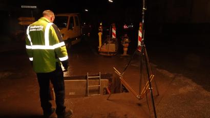 Bild: ui
Mitarbeiter der Stadtwerke und einer Baufirma waren bis in die Nacht beschäftigt, den Wasserrohrbruch am Hammerweg zu reparieren.
