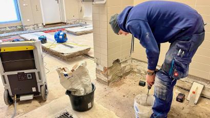 Bild: Gabi Schönberger
In der Küche des Museumscafés in Flossenbürg wird fleißig gearbeitet. Allerdings nicht wie sonst an leckeren Kuchen, sondern am Küchenboden. Bald dürfen die Angestellten aber wieder backen.