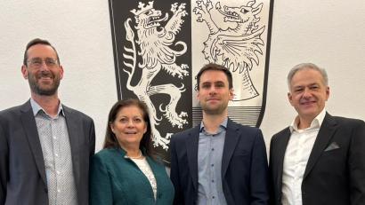 Bild: Dominik Göhl, Landratsamt Tirschenreuth/exb.
Das Landratsamt hat einen neuen Juristen. Das Bild zeigt Landrat Roland Grillmeier (rechts) mit Regierungsdirektor Markus Zapf, Regierungsdirektorin Regina Kestel und Regierungsrat Sebastian Kern (von links).