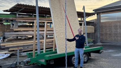 Bild: Blödt
Schwertransport? Ja, was Zimmerermeister Adrian Blödt hier zeigt, gilt ganz offiziell als Schwertransport, die Wand ist einige Zentimeter über der "erlaubten" Maximalhöhe. Für Blödt bedeutet dies jede Menge Extrabürokratie, bis das Bauteil auf der Baustelle ist.