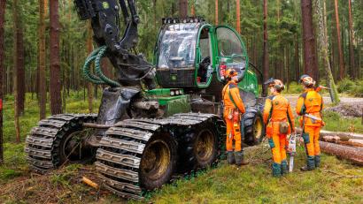 Bild: Martin Hertel/Forstbetrieb Fichtelberg/exb
Forstwirte der Bayerischen Staatsforsten besprechen sich mit dem Harvesterfahrer bei der Holzernte im Stadtwald Marktredwitz.