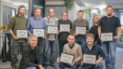 Bild: Martin Zimmer/exb
Über treue Mitarbeiter freut sich die Firma Fenster und Türen Rosner. Bernd Zettlmeier (Dritter von links) hält dem Unternehmen bereits seit 30 Jahren die Treue. Klaus Daubitzer (Reihe vorne, Mitte) ist seit 25 Jahren im Unternehmen.
