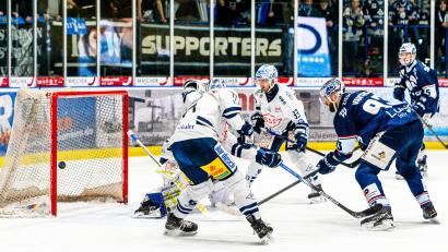 Bild: Elke Englmaier
Lukas Vantuch (rechts) trifft in dieser Szene zum 1:0 für die Blue Devils Weiden in Überzahl gegen die Dresdner Eislöwen.