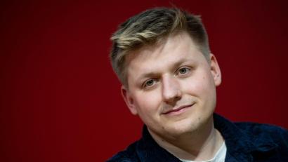 Archivbild: Hendrik Schmidt/dpa
Der Comedian Sebastian Hotz („El Hotzo“) gibt zeitweise seine Online-Kanäle ab.