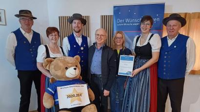 Bild: u
Der 22. Lebendige Adventskalender des Heimat- und Trachtenvereins und der Gewerbeverbands erbringt die Rekordspendensumme von 2020 Euro. Spendenempfänger ist das ASB-Projekt „Wünschewagen Franken/Oberpfalz“ (von links): Franz Dolles, Martina Dolles, Trachtler-Vorsitzender Michael Meier, Gewerbeverbandsvorsitzender Alfred Härtl, „Wünschewagen“-Koordinatorin Simone Kreppner, Jugendleiterin Eva Pfab und Alfred Naber.