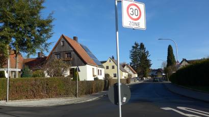 Archivbild: tss
Die Kleinklenauer Straße in Tirschenreuth ist keine Zone 30 mehr. Der Stadtrat einigte sich am Donnerstag mehrheitlich auf eine Kompromisslösung