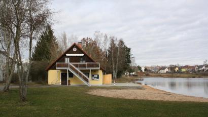 Bild: bjp
Eine grundlegende Sanierung braucht das Wasserwachthaus am Kiesibeach-Weiher: Dabei legt die Stadt Wert auf eine zeitgemäß nachhaltig-ökologische Heizungsanlage.