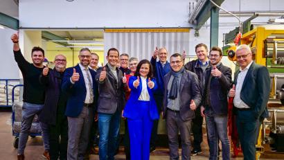 Bild: Ahmed El-Zein
Zu Besuch in der Tuchfabrik Mehler war bei einem Unternehmensfrühstück der Mittelstands- und Wirtschaftsunion auch die Bundesvorsitzende Gitta Connemann (Mitte).