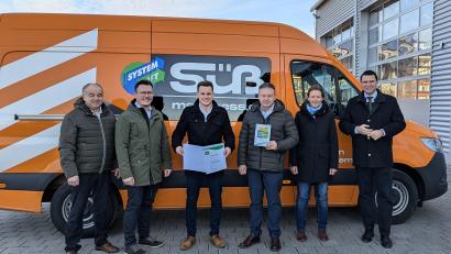 Bild: Sandra Kick/exb
Die Führungsriege der Firma Mietservice Süß freut sich über die Auszeichnung mit der Umweltpakt-Urkunde.