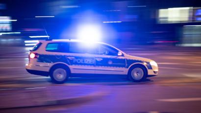 Symbolbild: Lino Mirgeler /dpa
Ein hochmotorisierter Audi flüchtete in Weiden vergebens vor der Polizei. Von den vier Insassen, will keiner am Steuer gesessen sein. Die Ermittlungen laufen.